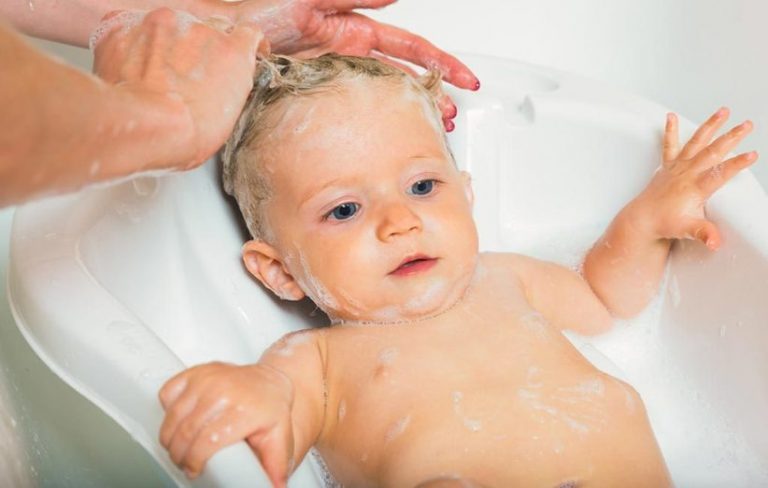 شستن پوست سر نوزاد با توجه به حالت آن