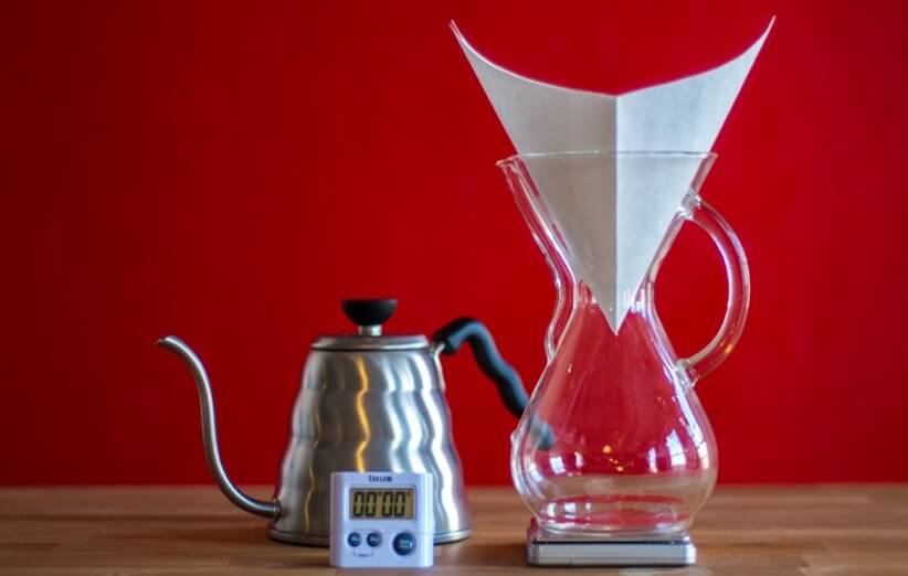 جوشاندن آب برای تهیه‌ی قهوه با کمکس