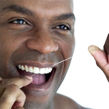 بر خلاف تصور ما، نخ دندان هیچ تاثیری ندارد