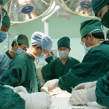 جراحان دم ۲۰ سانتی‌متری یک نوجوان هندی را قطع کردند!