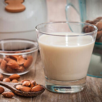 ۹ خاصیت شیر بادام که آن را به یک خوراکی مفید تبدیل می‌کند
