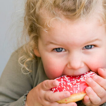 اشتباهات والدین در مورد دلایل چاقی و میزان قند غذای کودکان